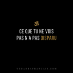 Ce que tu ne vois pas n'a pas disparu, inscrit sous le symbole Om.